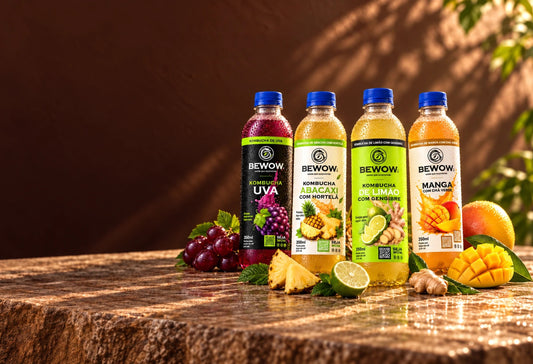 Garrafas de kombucha Bewow de uva, abacaxi, limão e manga sobre a mesa